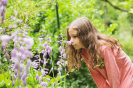 Junge Besucherin im Botanischen Garten Berlin